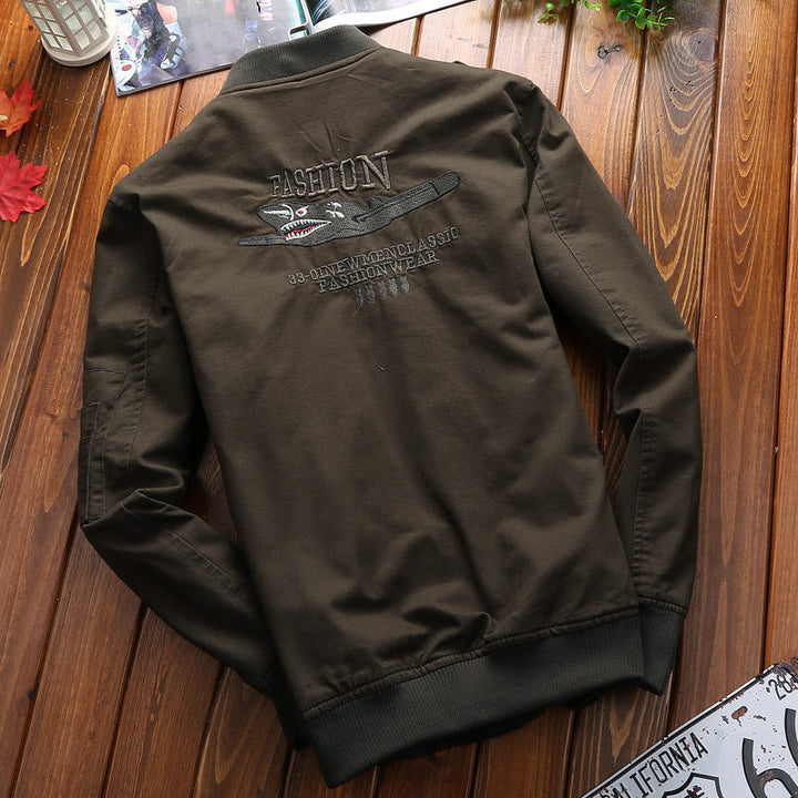 Miesten tilkkutyylinen bomber-takki, jossa on hihatasku ja ribbineulottu resori