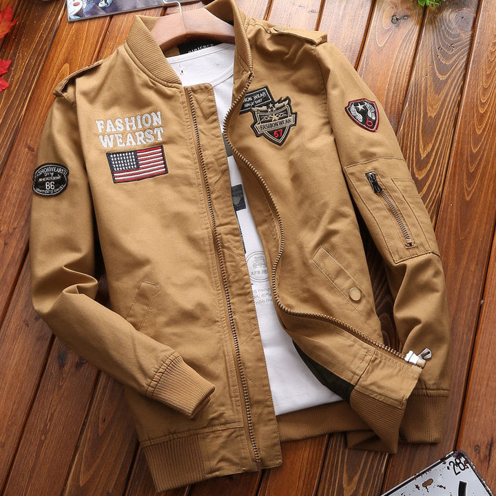 Miesten tilkkutyylinen bomber-takki, jossa on hihatasku ja ribbineulottu resori