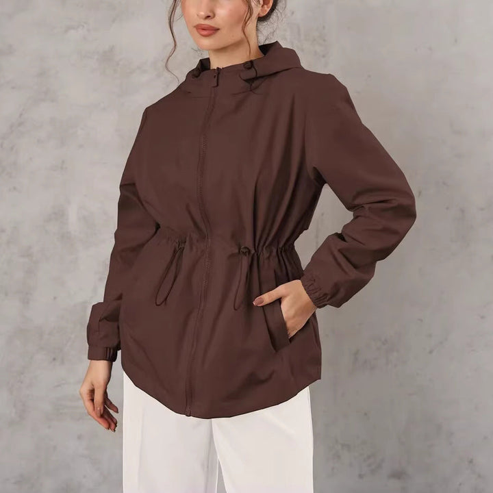 Damen Outdoorjacke mit anpassbarer Kapuze und geräumigen Taschen