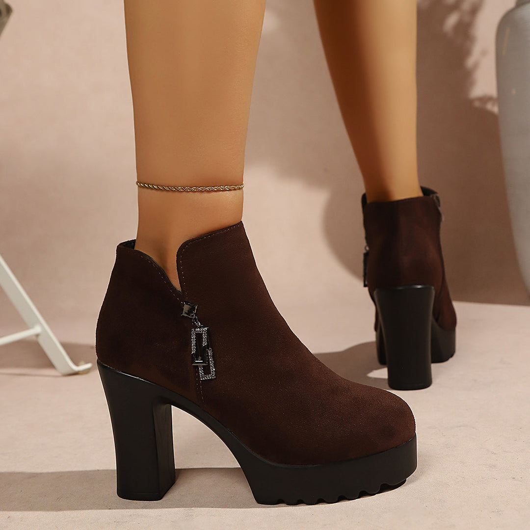Botins de senhora com salto grosso moderado e fecho de correr