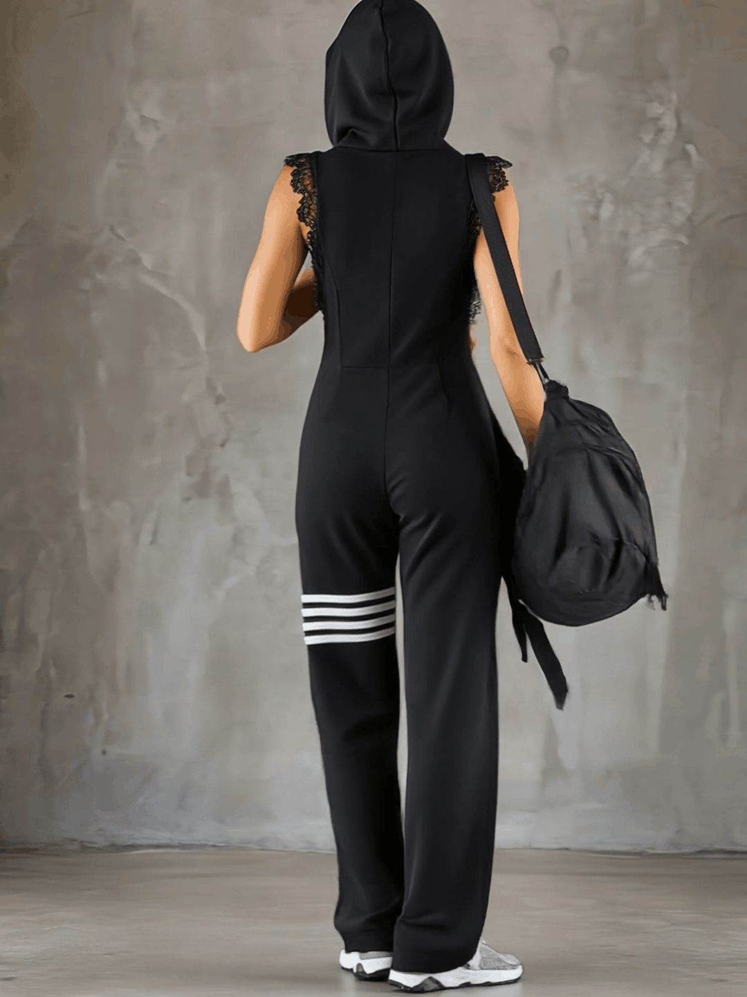 Retro-inspirierter schwarzer ärmelloser Kapuzen-Jumpsuit mit sportlichen Spitzenstreifen