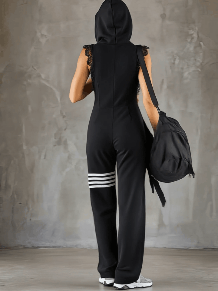 Retro-inspirierter schwarzer ärmelloser Kapuzen-Jumpsuit mit sportlichen Spitzenstreifen