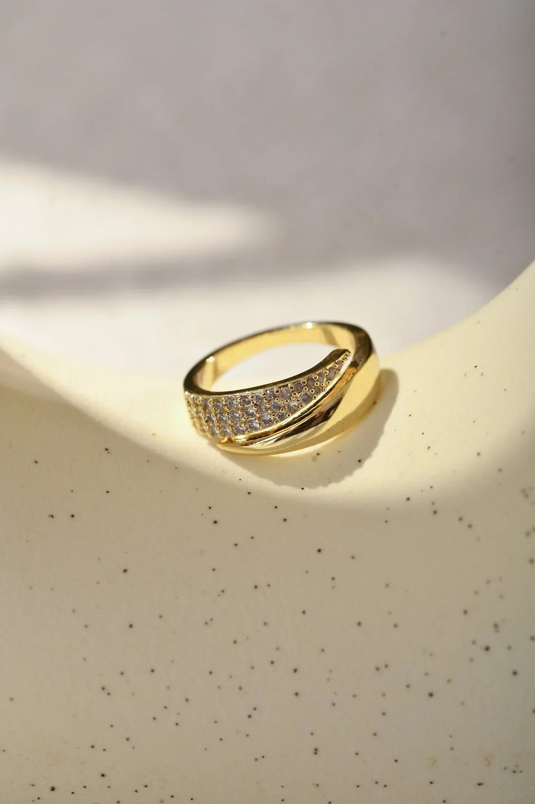 Eleganter Nova Goldring