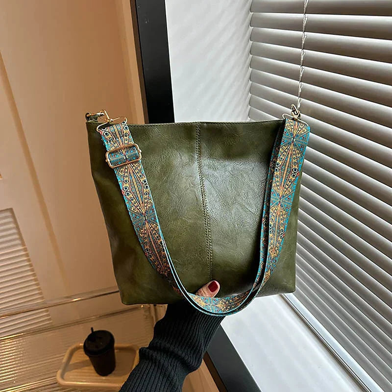 Embjørg | Klassische Schultertasche mit verstellbarem gemustertem Tragegurt