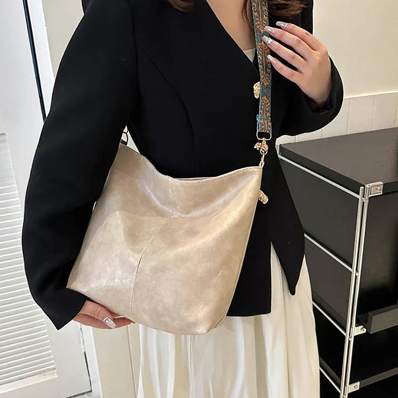 Embjørg | Klassische Schultertasche mit verstellbarem gemustertem Tragegurt