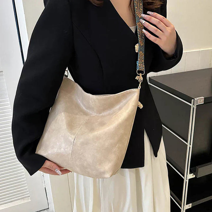 Embjørg | Klassische Schultertasche mit verstellbarem gemustertem Tragegurt