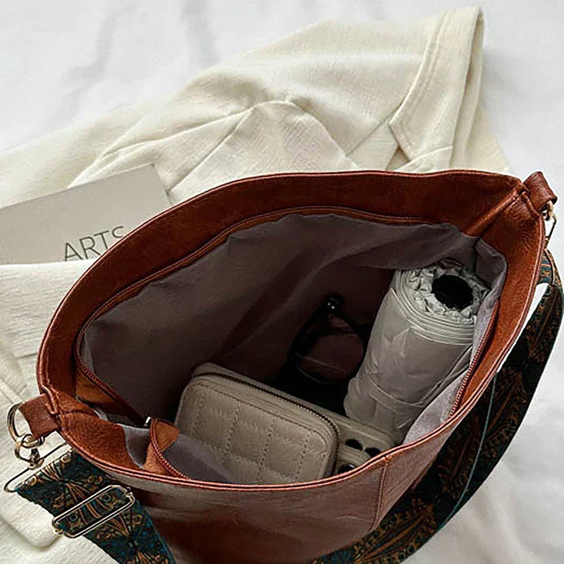 Embjørg | Klassische Schultertasche mit verstellbarem gemustertem Tragegurt