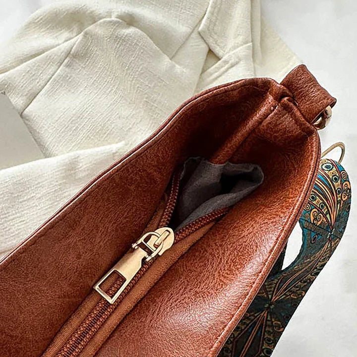 Embjørg | Klassische Schultertasche mit verstellbarem gemustertem Tragegurt