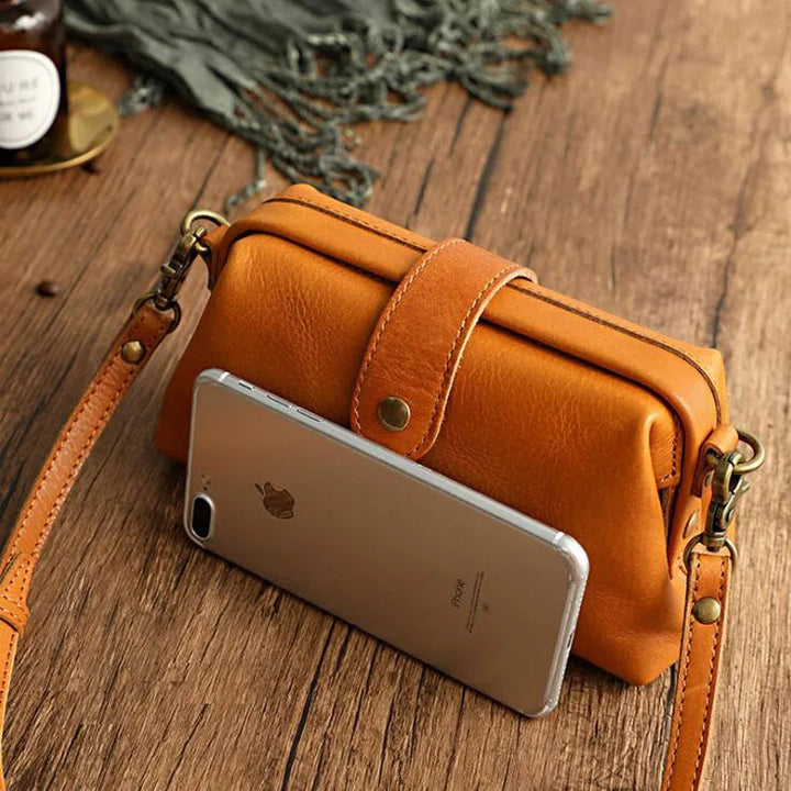 Herdis | Klassische und kompakte Tasche in warmem Cognac-Ton