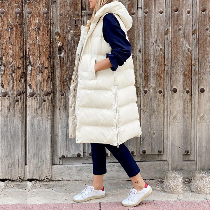 Ärmellose Jacke mit Kapuze und Knöpfen