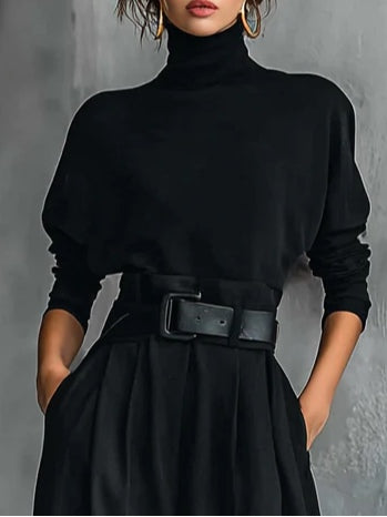 Schwarzes Rollkragenoberteil mit langen Ärmeln und gerade geschnittene Hose mit Gürtel