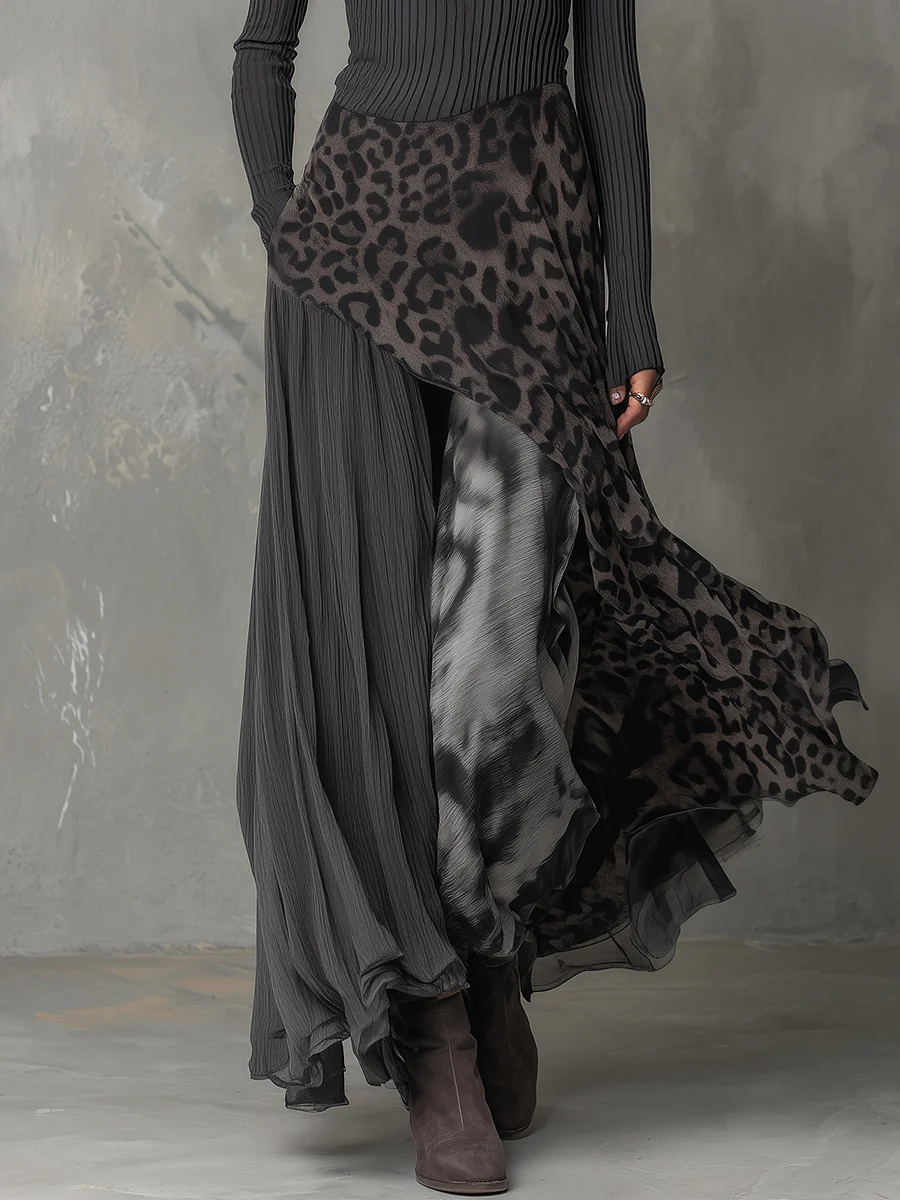 Maxi-Kleid mit grauen Streifen und Leopardenmuster, unregelmäßiger Saum