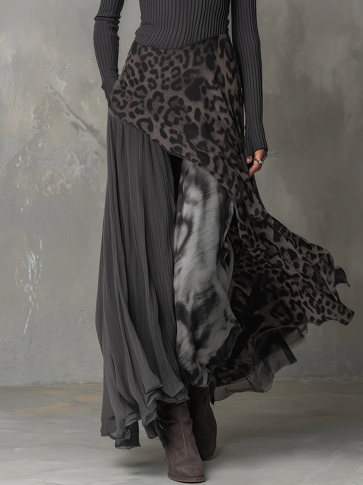 Maxi-Kleid mit grauen Streifen und Leopardenmuster, unregelmäßiger Saum