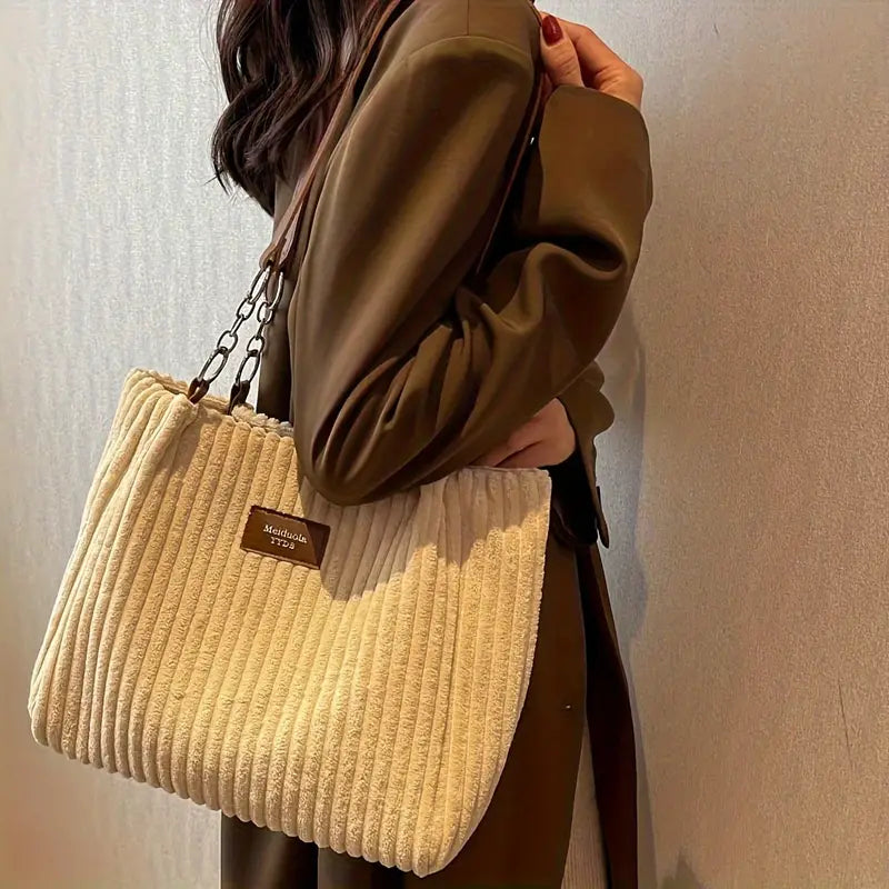 Alvhilde | Weiche gerippte Tasche mit stylischer Metallkette