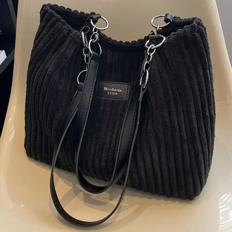 Alvhilde | Weiche gerippte Tasche mit stylischer Metallkette