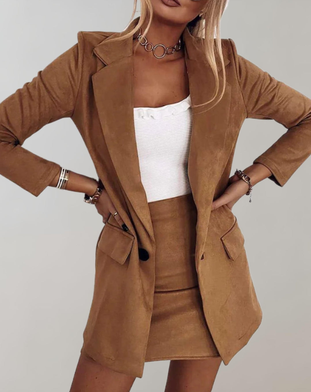 Conjunto de blazer de mujer con cuello de solapa y minifalda con bolsillos y botones