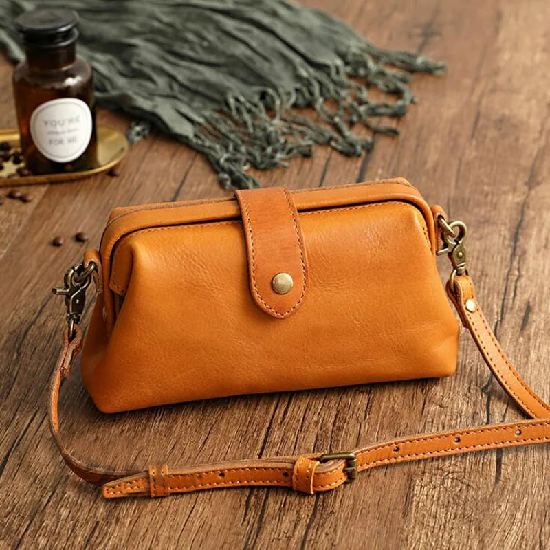 Herdis | Klassische und kompakte Tasche in warmem Cognac-Ton