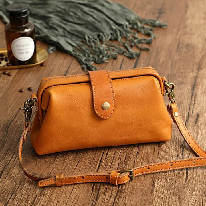 Herdis | Klassische und kompakte Tasche in warmem Cognac-Ton
