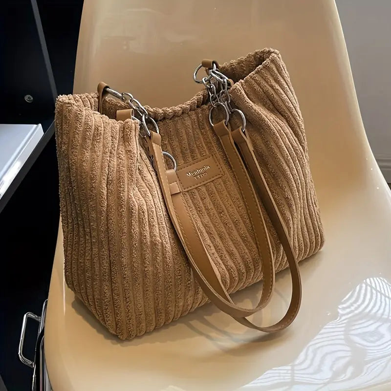 Alvhilde | Weiche gerippte Tasche mit stylischer Metallkette