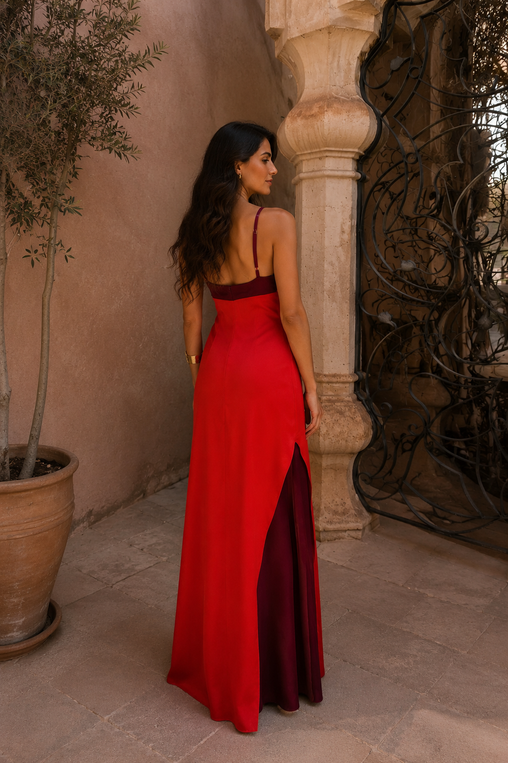 Damen Maxikleid mit Neckholder und Seitenschlitz