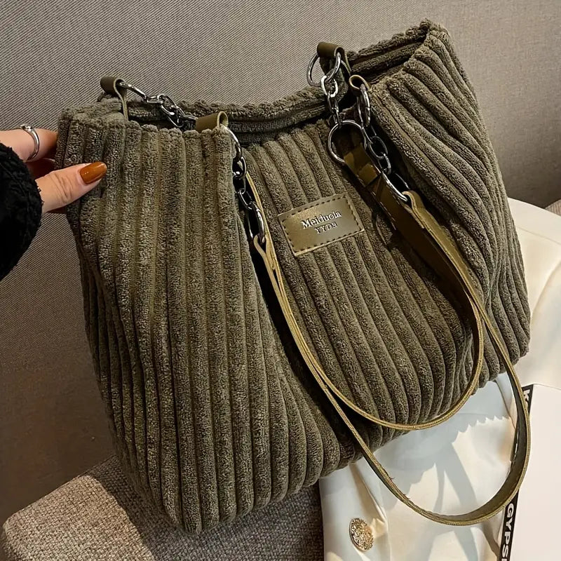Alvhilde | Weiche gerippte Tasche mit stylischer Metallkette
