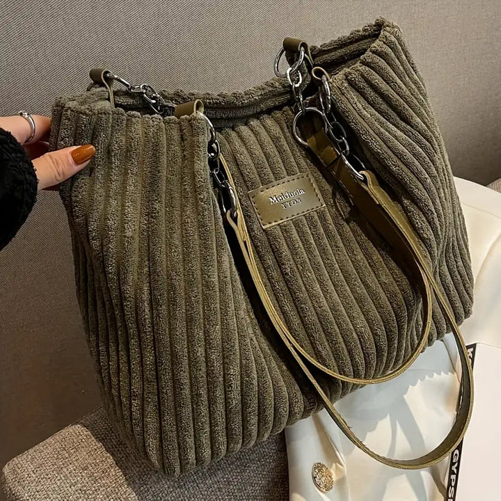 Alvhilde | Weiche gerippte Tasche mit stylischer Metallkette