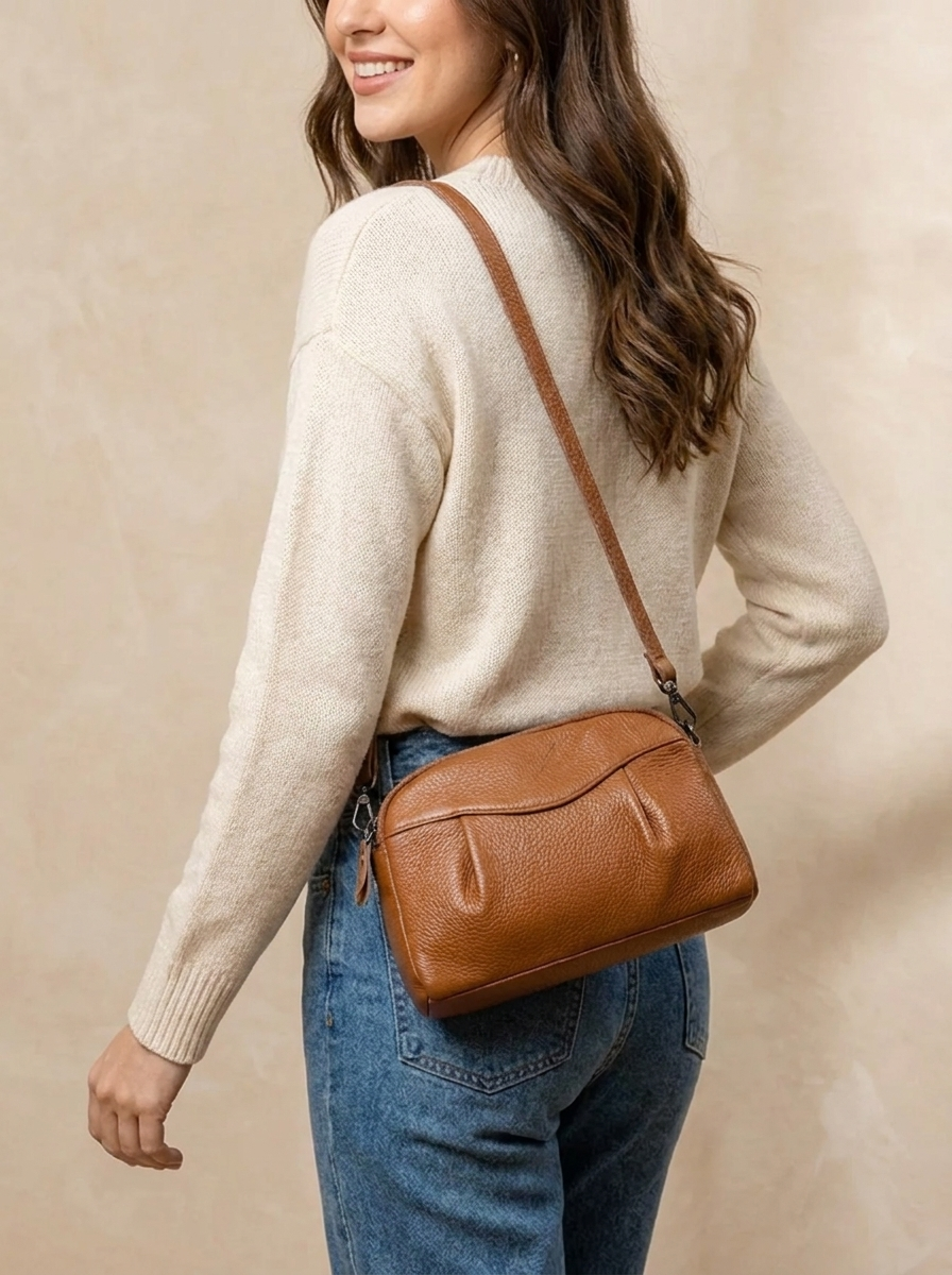 Finbjørg | Kleine und vielseitige Tasche in goldenem Cognac-Ton