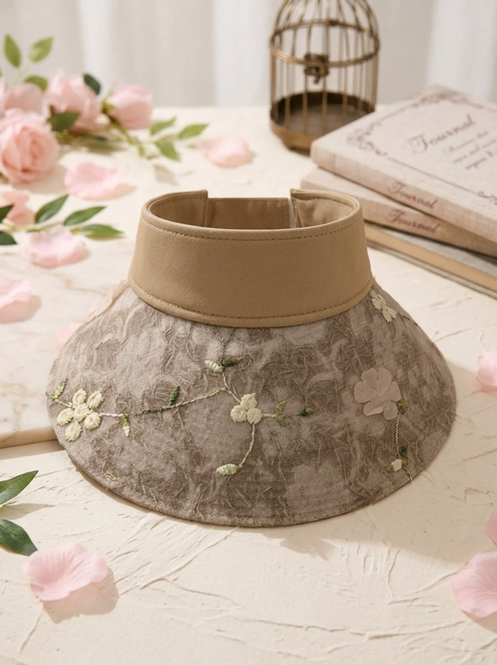 Faltbarer Strohhut mit Blumenakzent und UV-Schutz