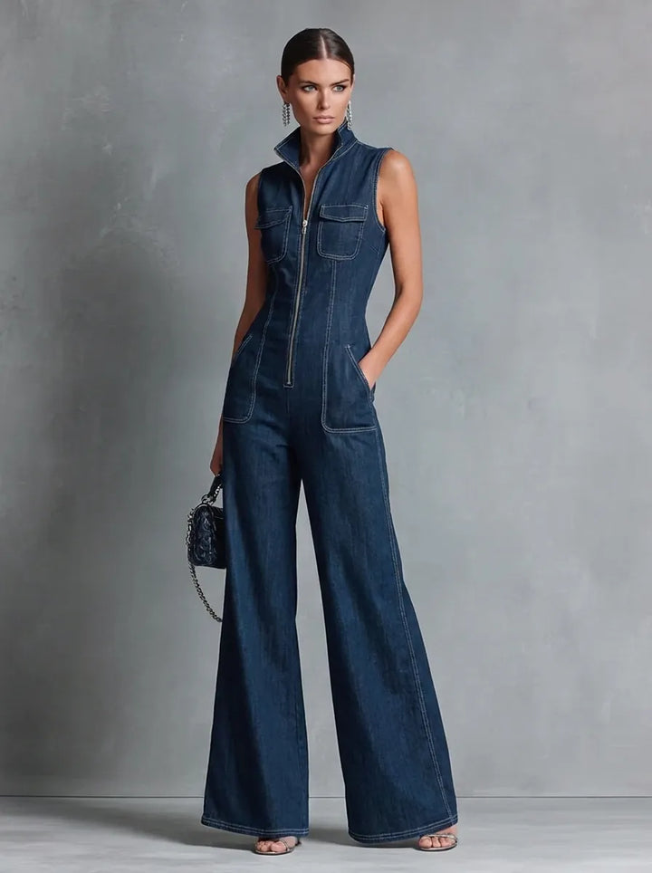 Dunkelblauer, ärmelloser Jumpsuit im Retro-Stil für Damen mit Stehkragen, ausgestelltem Schnitt und Reißverschluss vorne.