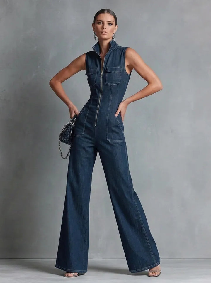 Dunkelblauer, ärmelloser Jumpsuit im Retro-Stil für Damen mit Stehkragen, ausgestelltem Schnitt und Reißverschluss vorne.