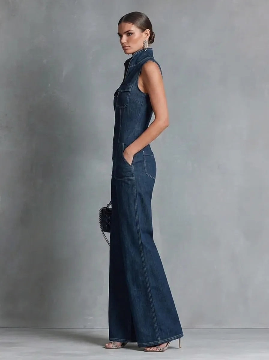 Dunkelblauer, ärmelloser Jumpsuit im Retro-Stil für Damen mit Stehkragen, ausgestelltem Schnitt und Reißverschluss vorne.