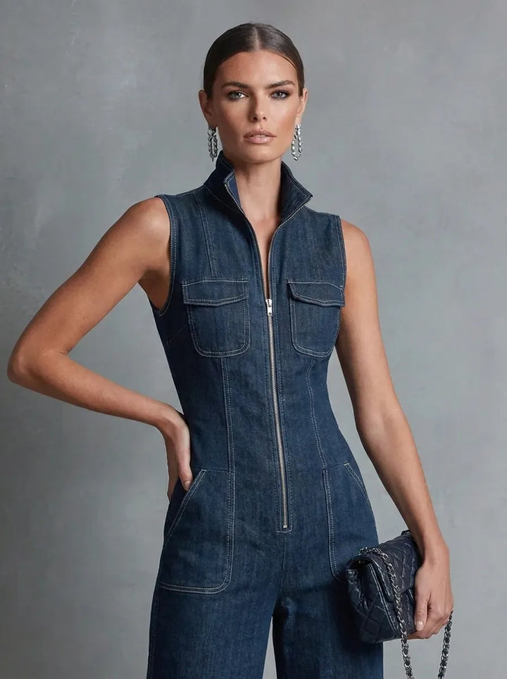 Dunkelblauer, ärmelloser Jumpsuit im Retro-Stil für Damen mit Stehkragen, ausgestelltem Schnitt und Reißverschluss vorne.