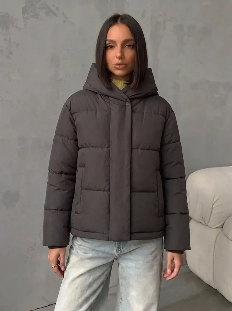 Women's oversized quilted jacket with a hood and integrated pockets