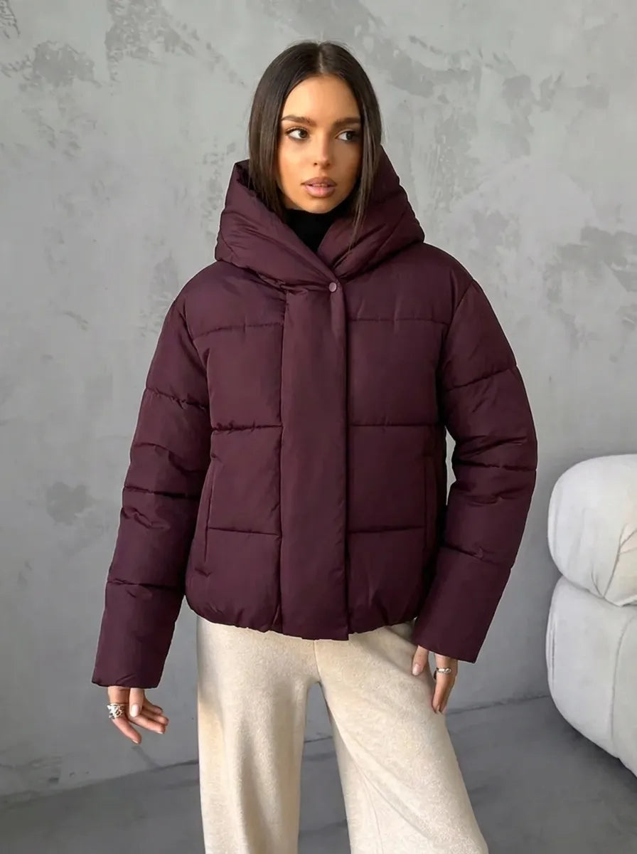 Women's oversized quilted jacket with a hood and integrated pockets