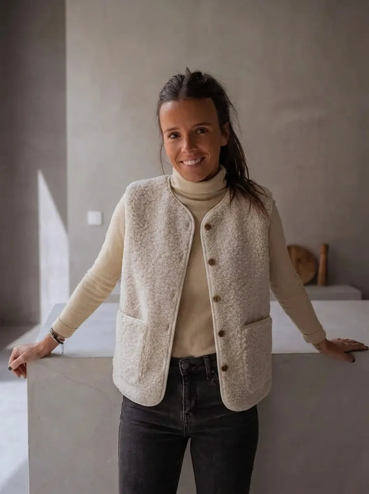 Nerina | Damen Rundhalsweste mit Taschen und Knöpfen