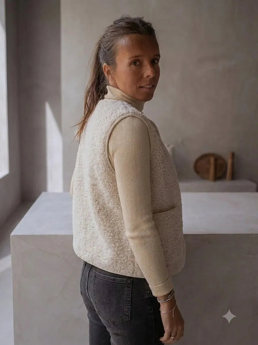 Nerina | Damen Rundhalsweste mit Taschen und Knöpfen
