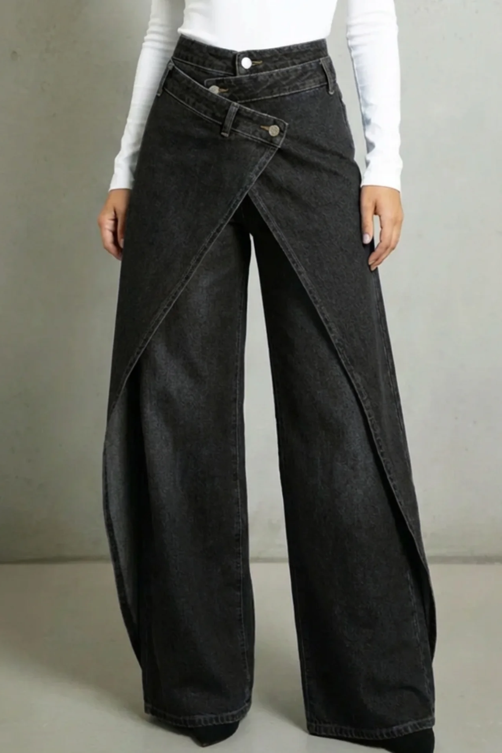 Vintage-inspirierte High-Waisted Denim-Jeans mit Rüschenbund und Bindegürtel
