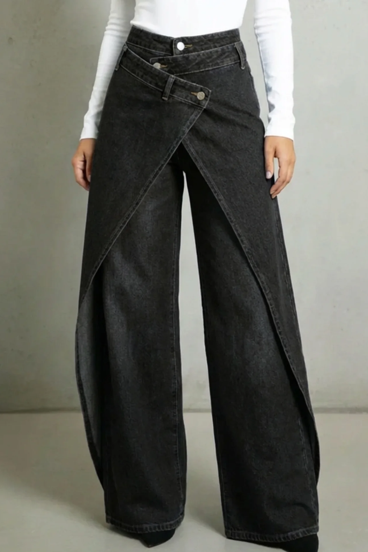 Vintage-inspirierte High-Waisted Denim-Jeans mit Rüschenbund und Bindegürtel