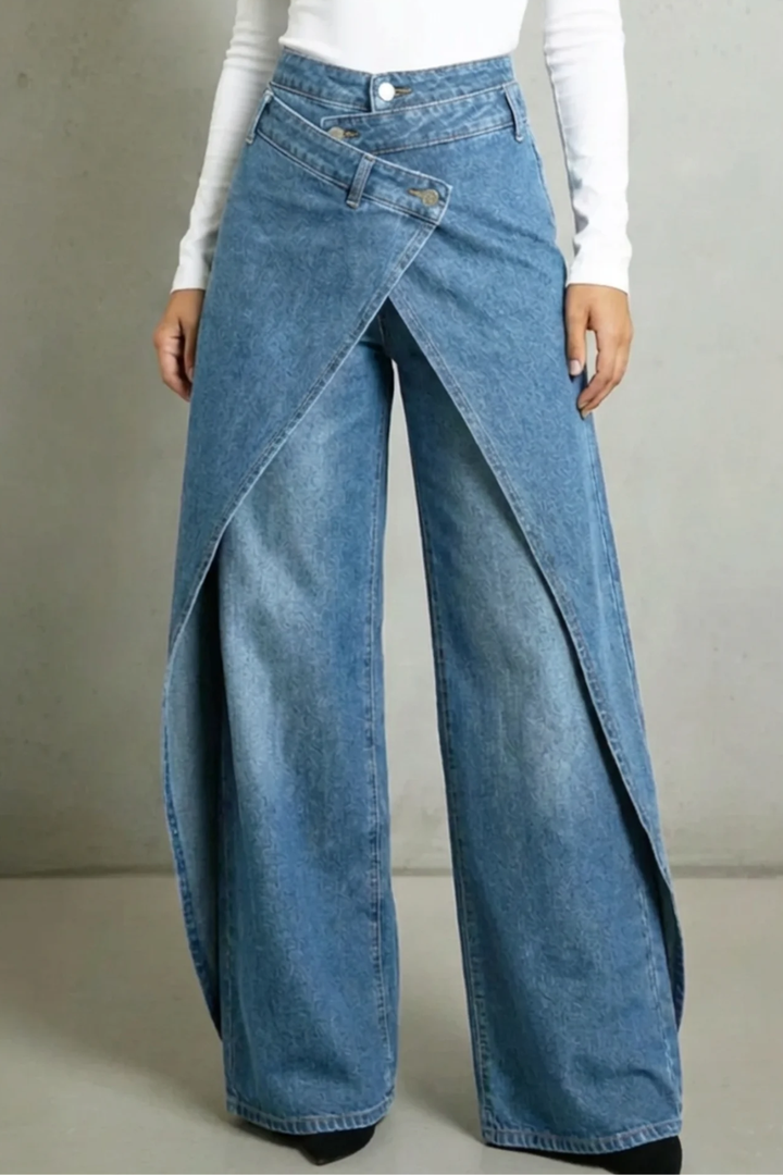 Vintage-inspirierte High-Waisted Denim-Jeans mit Rüschenbund und Bindegürtel