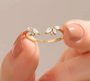 Noelia - Ring aus goldenem Kristallglas