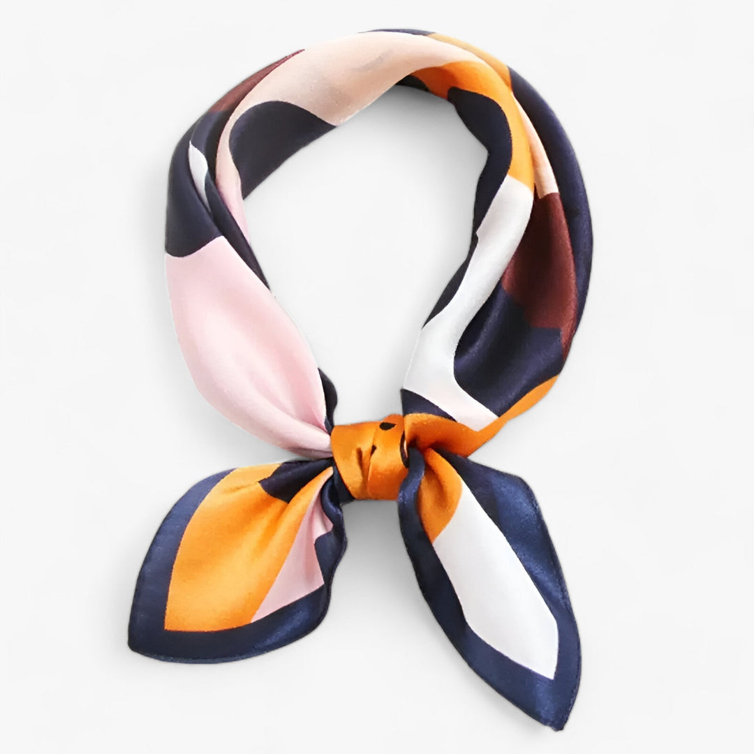 Tuch mit farbenfrohem Aufdruck