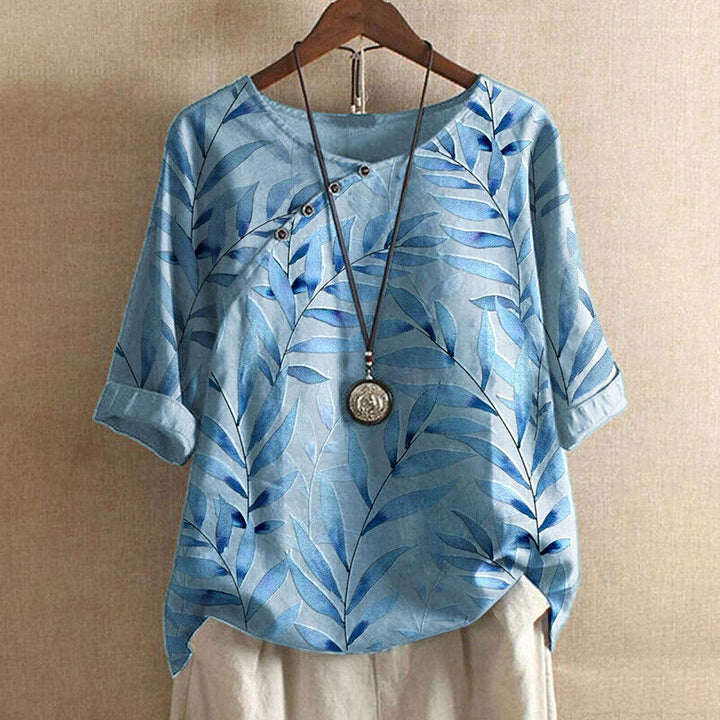 Claudine™ – Bluse mit Blattdruck und Knopfdetails