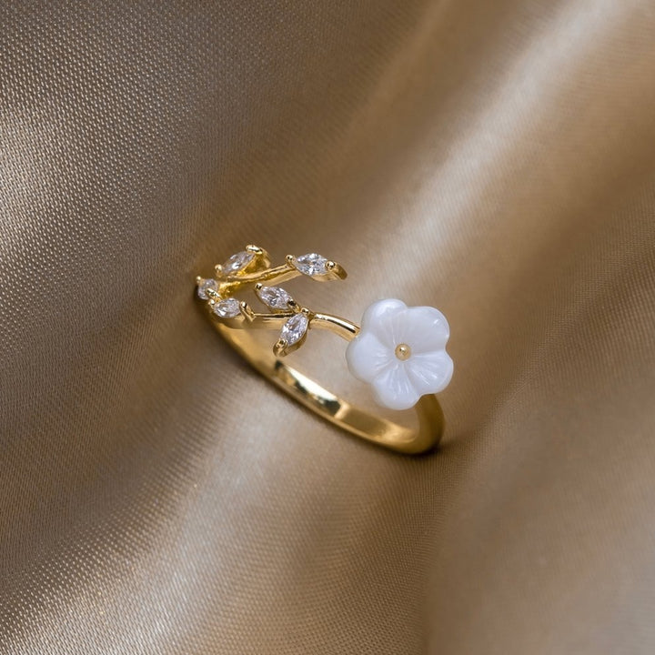 Estela - Ring mit weißen Blumen