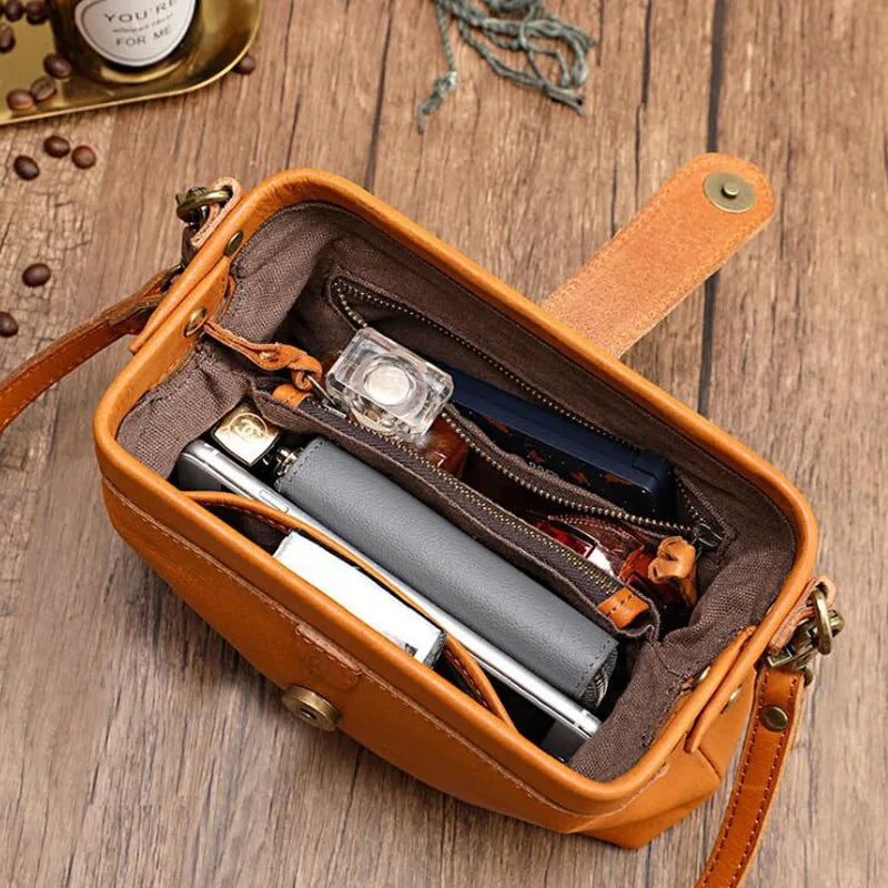 Herdis | Klassische und kompakte Tasche in warmem Cognac-Ton